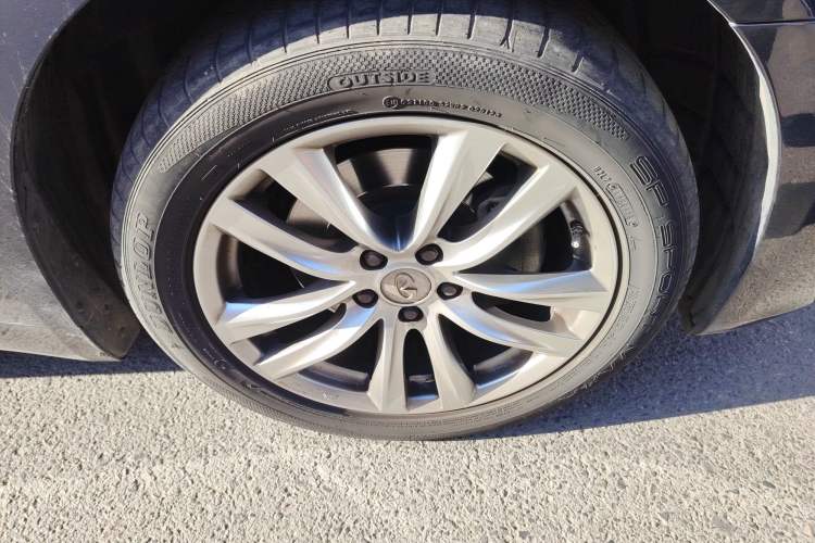 Used Infiniti Q70 2017 Q70L 2.5L Elite Edition Right Front Wheel Hub