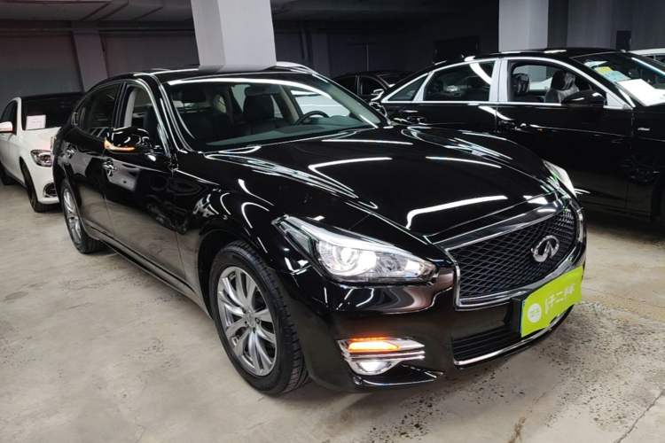 Used Infiniti Q70 2017 Q70L 2.5L Elite Edition Front Right 45 Deg
