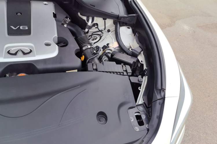 Used Infiniti Q70 2017 Q70L 2.5L Enjoyment Edition Engine Bay Left