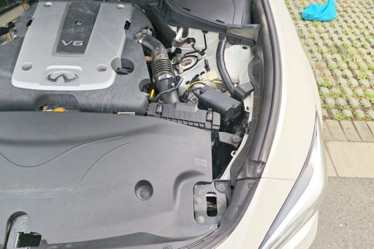 Used Infiniti Q70 2017 Q70L 2.5L Elite Edition Engine Bay Left