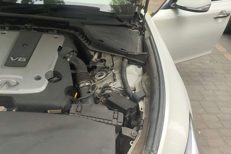 Used Infiniti Q70 2017 Q70L 2.5L Elite Edition Engine Bay Left