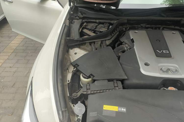 Used Infiniti Q70 2017 Q70L 2.5L Elite Edition Engine Bay Right