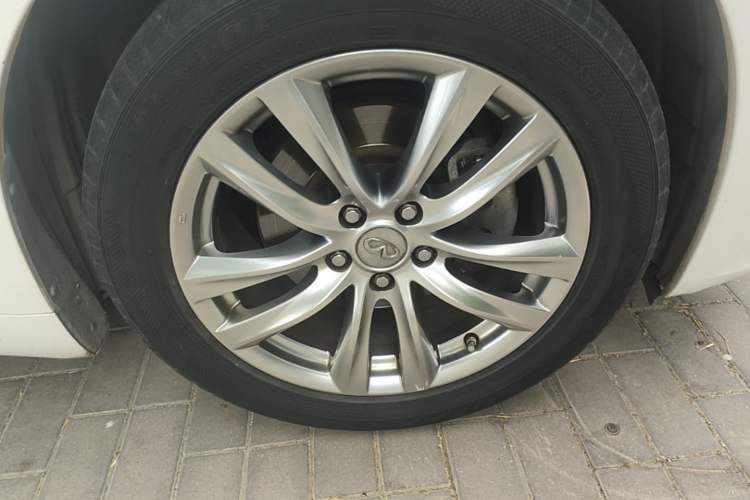 Used Infiniti Q70 2017 Q70L 2.5L Elite Edition Right Front Wheel Hub
