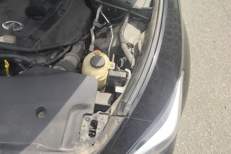 Used Infiniti Q70 2019 Q70L 2.0T Elite Plus Version Engine Bay Left