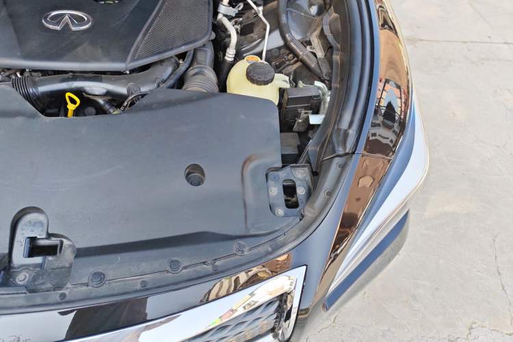Used Infiniti Q70 2019 Q70L 2.0T Elite Plus Version Engine Bay Left