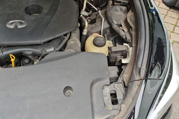 Used Infiniti Q70 2019 Q70L 2.0T Elite Plus Version Engine Bay Left
