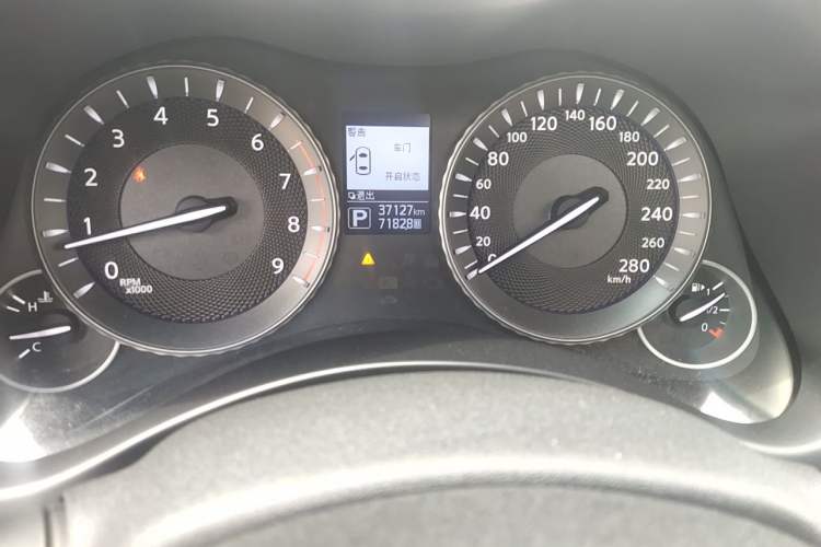 Used Infiniti Q70 2019 Q70L 2.0T Elite Plus Version Odometer Close Up
