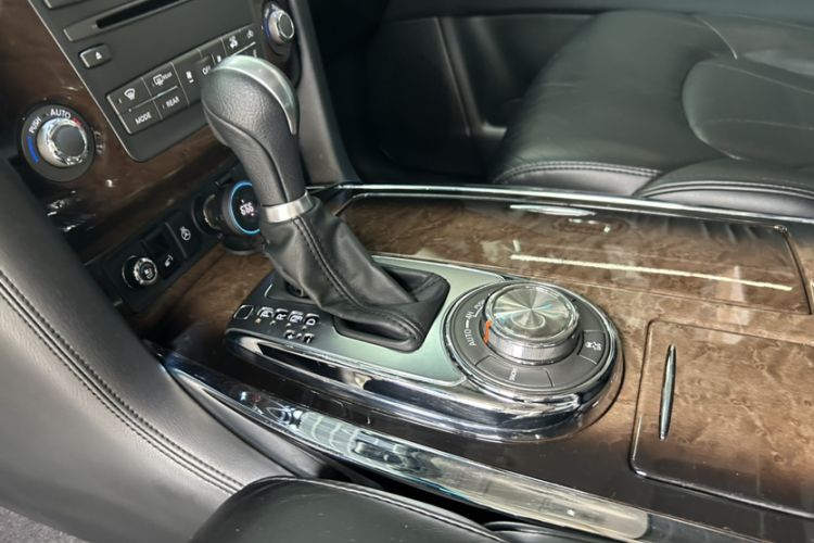 Used Infiniti QX 2011 QX56 Interior 2