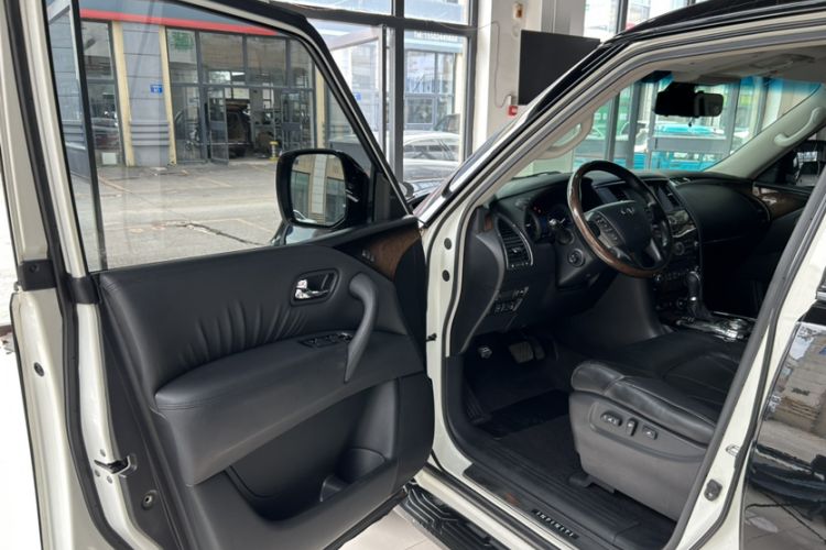 Used Infiniti QX 2011 QX56 Interior 3