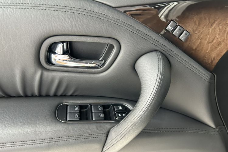 Used Infiniti QX 2011 QX56 Interior 6