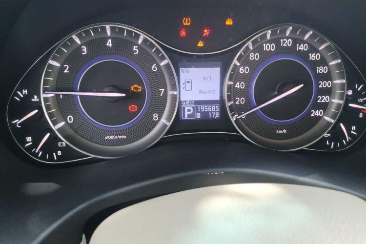 Used Infiniti QX 2011 QX56 Odometer Close Up