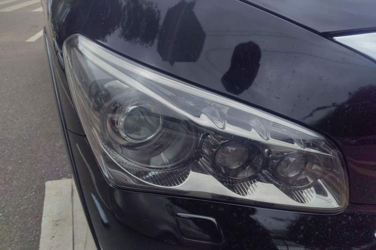 Used Infiniti QX 2011 QX56 Right Front Headlight