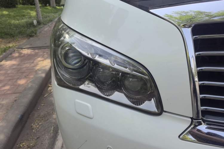 Used Infiniti QX 2011 QX56 Right Front Headlight