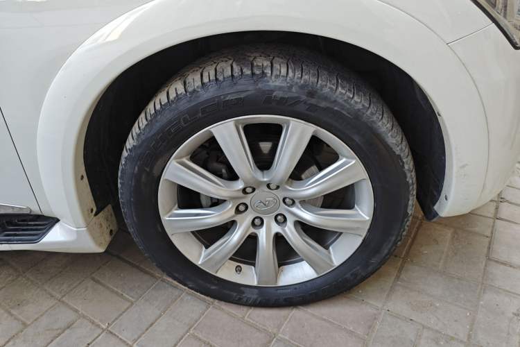 Used Infiniti QX 2011 QX56 Right Front Wheel Hub