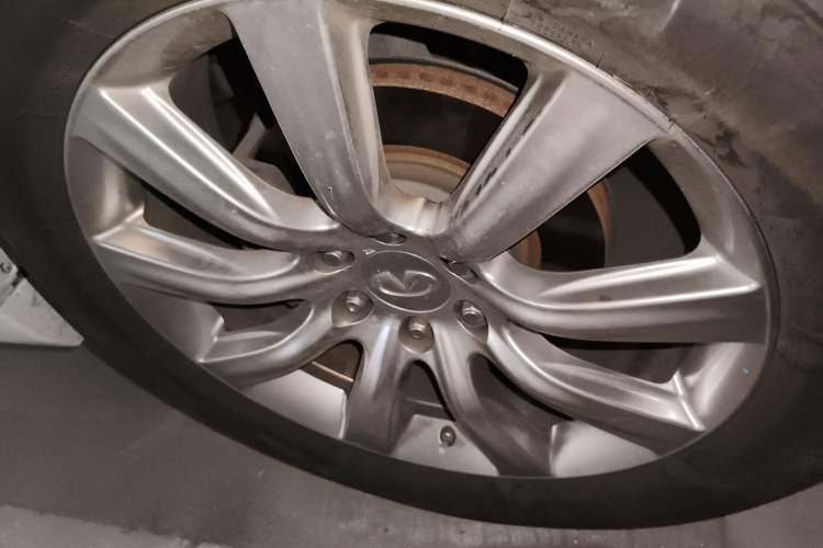Used Infiniti QX 2011 QX56 Right Front Wheel Hub