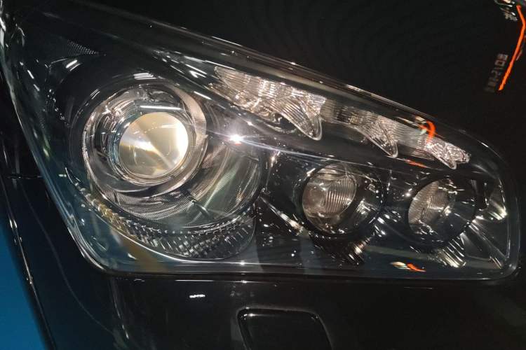 Used Infiniti QX 2013 QX56 Right Front Headlight