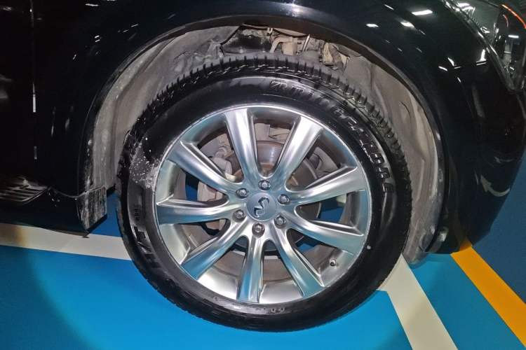 Used Infiniti QX 2013 QX56 Right Front Wheel Hub