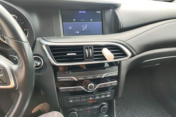 Used Infiniti QX30 2017 2.0T Four-Wheel Drive Fashion Edition Audio And AC Panel