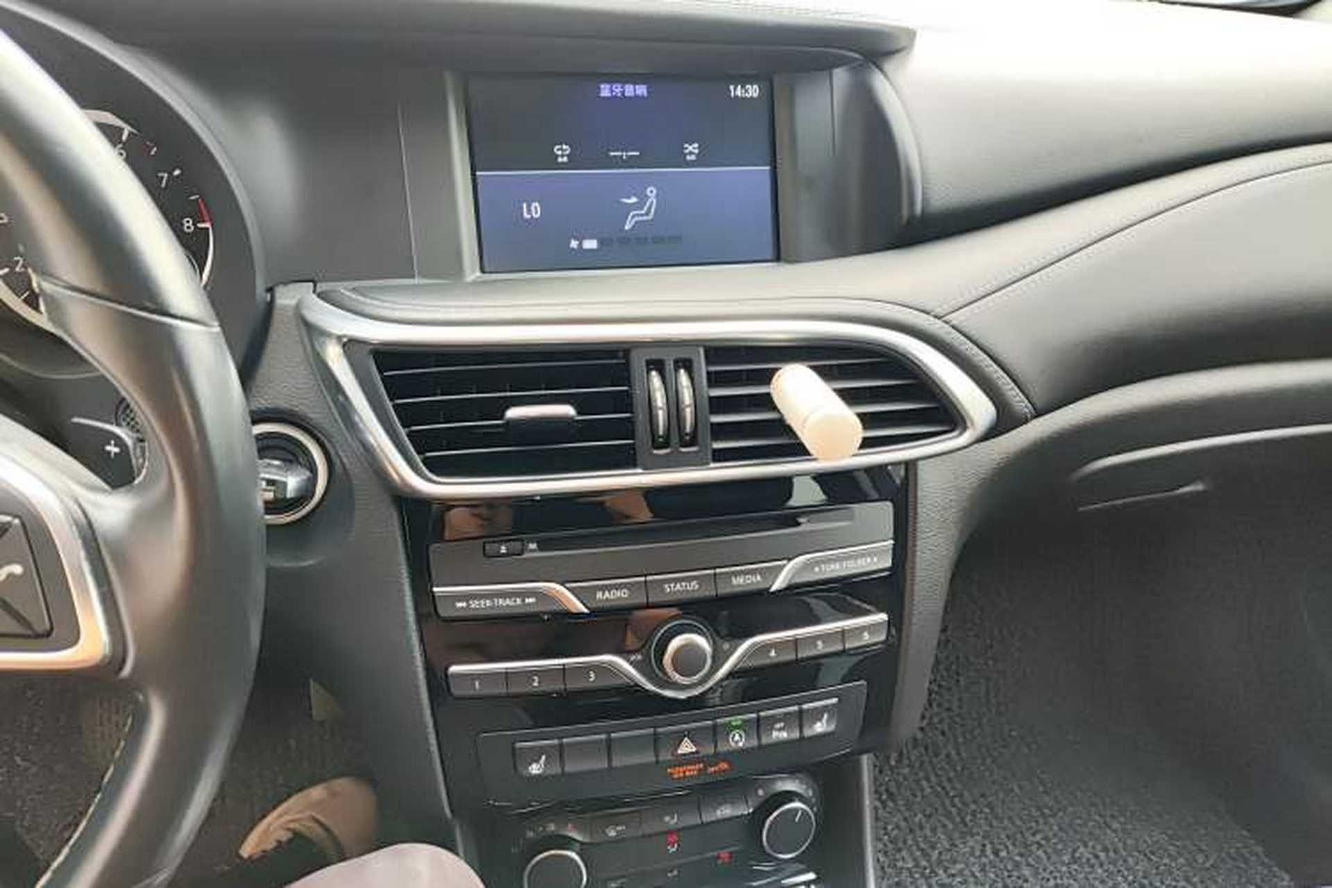 Used Infiniti QX30 2017 2.0T Four-Wheel Drive Fashion Edition Audio And AC Panel