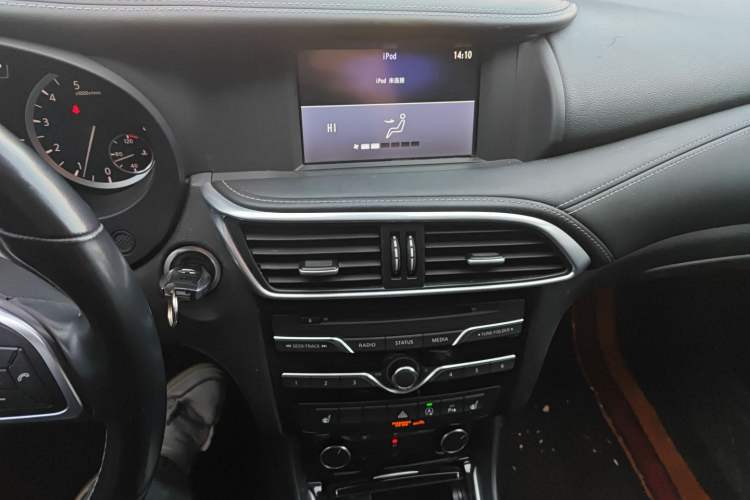 Used Infiniti QX30 2017 1.6T Two-Wheel Drive Fashion Edition Audio And AC Panel