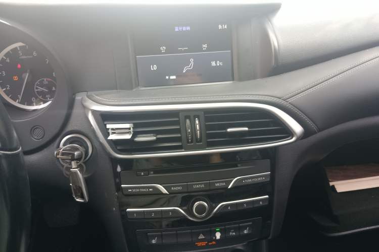 Used Infiniti QX30 2017 1.6T Two-Wheel-Drive Sport Edition Audio And AC Panel