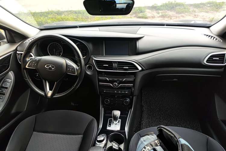 Used Infiniti QX30 2017 2.0T Four-Wheel Drive Fashion Edition Center Console