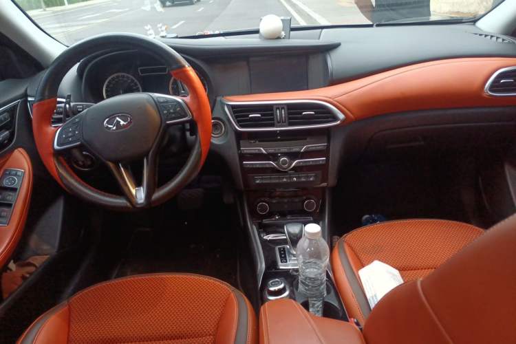 Used Infiniti QX30 2017 2.0T Four-Wheel Drive Sport Edition Center Console