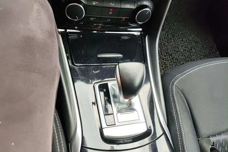 Used Infiniti QX30 2017 2.0T Four-Wheel Drive Fashion Edition Gear Lever
