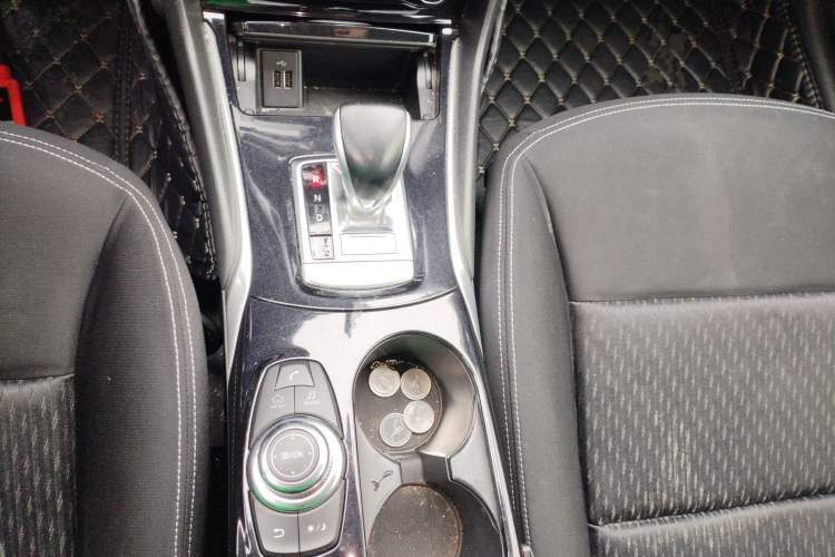Used Infiniti QX30 2017 1.6T Two-Wheel-Drive Sport Edition Gear Lever