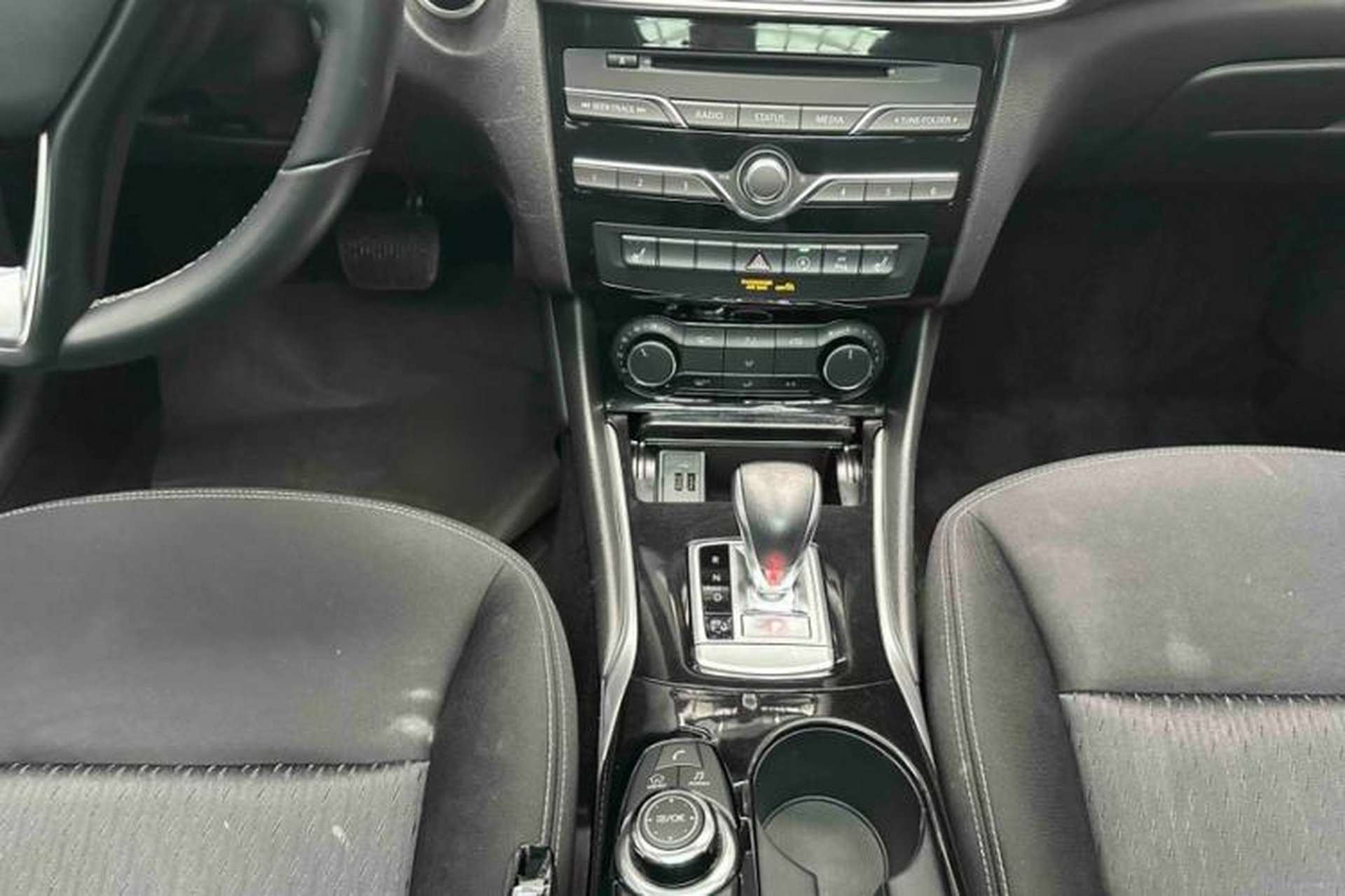 Used Infiniti QX30 2017 2.0T Four-Wheel Drive Fashion Edition Interior 4