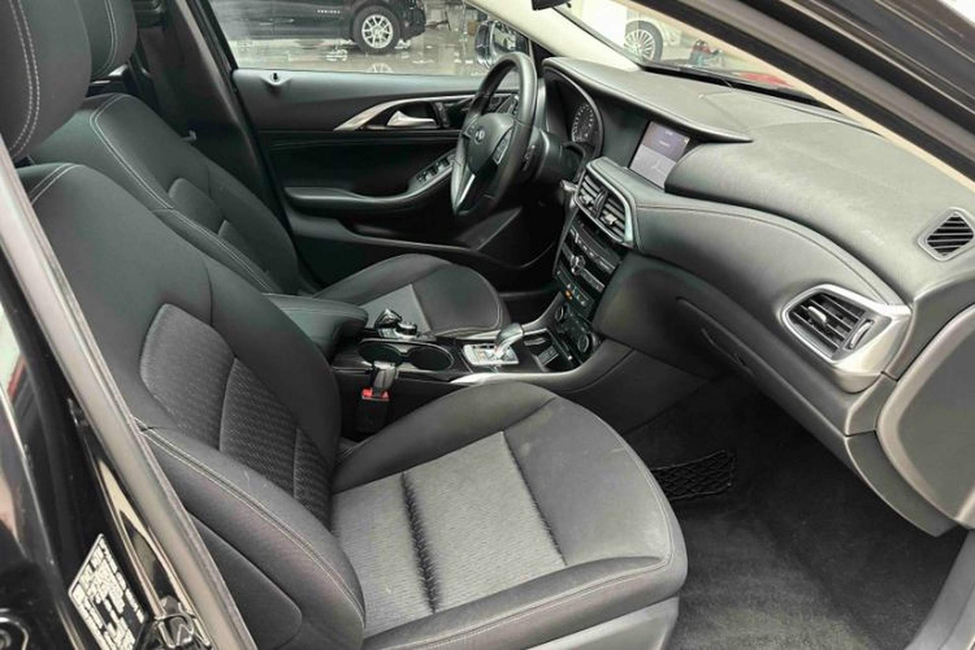 Used Infiniti QX30 2017 2.0T Four-Wheel Drive Fashion Edition Interior 8