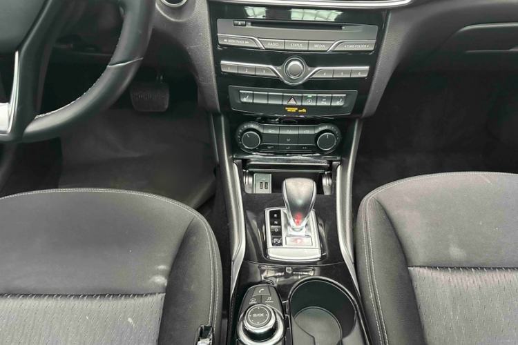 Used Infiniti QX30 2017 2.0T Four-Wheel Drive Fashion Edition Interior 9