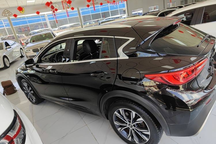 Used Infiniti QX30 2017 2.0T Four-Wheel Drive Fashion Edition Left Side
