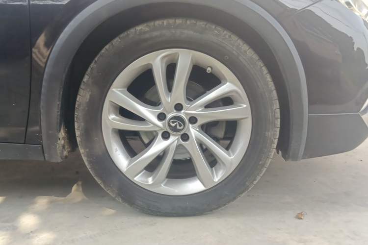 Used Infiniti QX30 2017 1.6T Two-Wheel-Drive Sport Edition Right Front Wheel Hub