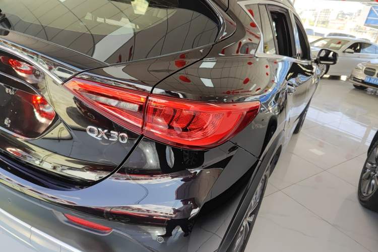 Used Infiniti QX30 2017 2.0T Four-Wheel Drive Fashion Edition Right Rear Taillight