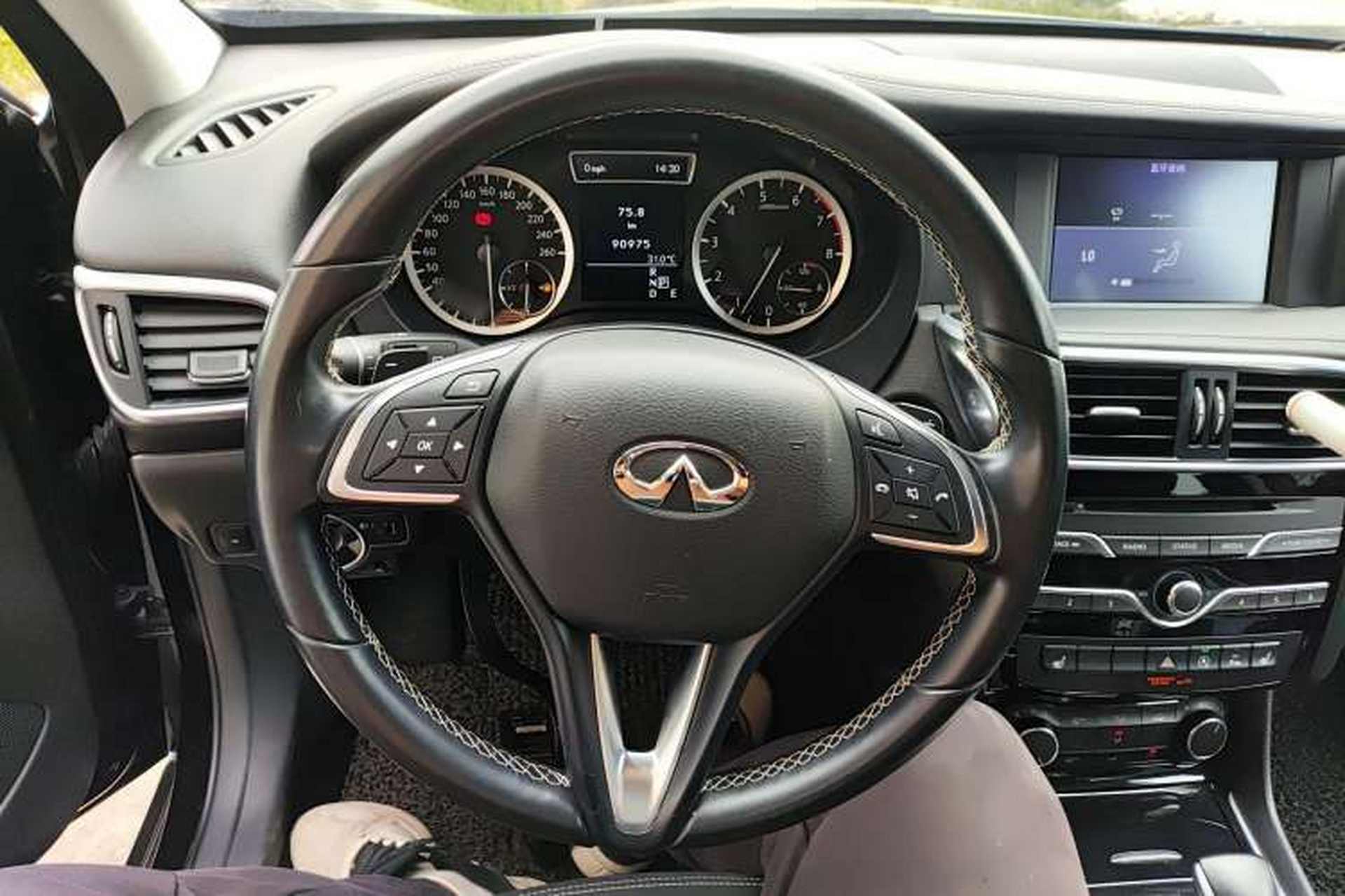 Used Infiniti QX30 2017 2.0T Four-Wheel Drive Fashion Edition Steering Wheel