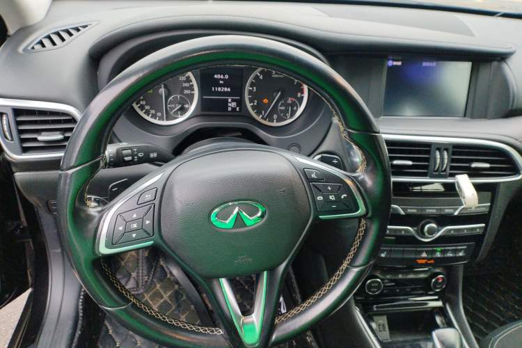 Used Infiniti QX30 2017 1.6T Two-Wheel-Drive Sport Edition Steering Wheel