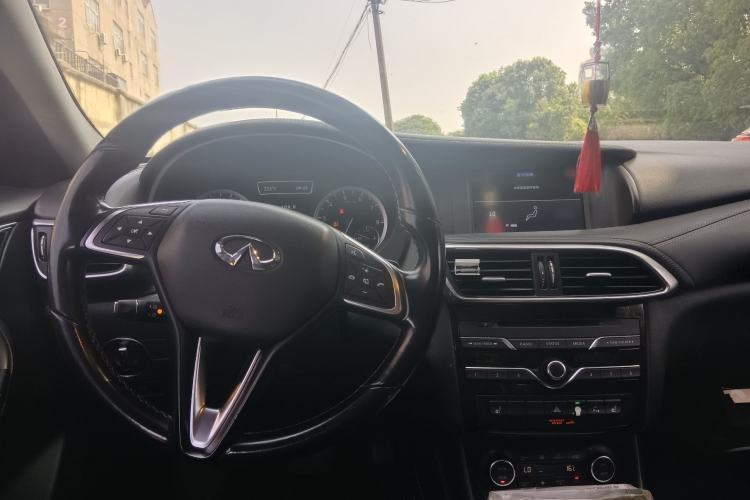 Used Infiniti QX30 2017 1.6T Two-Wheel-Drive Sport Edition Steering Wheel