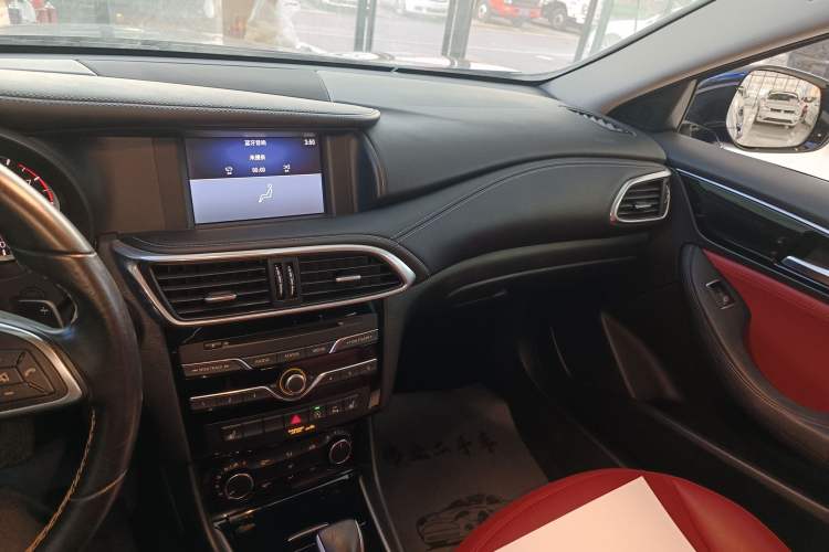 Used Infiniti QX30 2017 1.6T Two-Wheel Drive Fashion Edition Audio And AC Panel