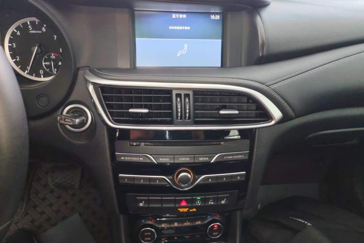 Used Infiniti QX30 2017 1.6T Two-Wheel-Drive Sport Edition Audio And AC Panel