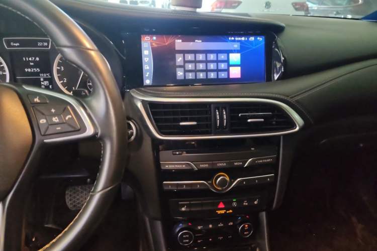 Used Infiniti QX30 2017 1.6T Two-Wheel-Drive Sport Edition Audio And AC Panel