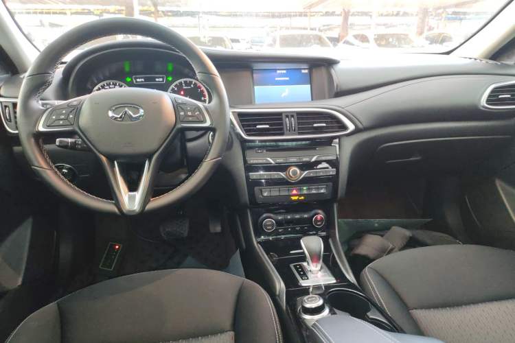 Used Infiniti QX30 2017 1.6T Two-Wheel-Drive Sport Edition Center Console