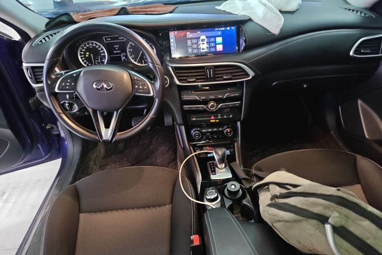 Used Infiniti QX30 2017 1.6T Two-Wheel-Drive Sport Edition Center Console