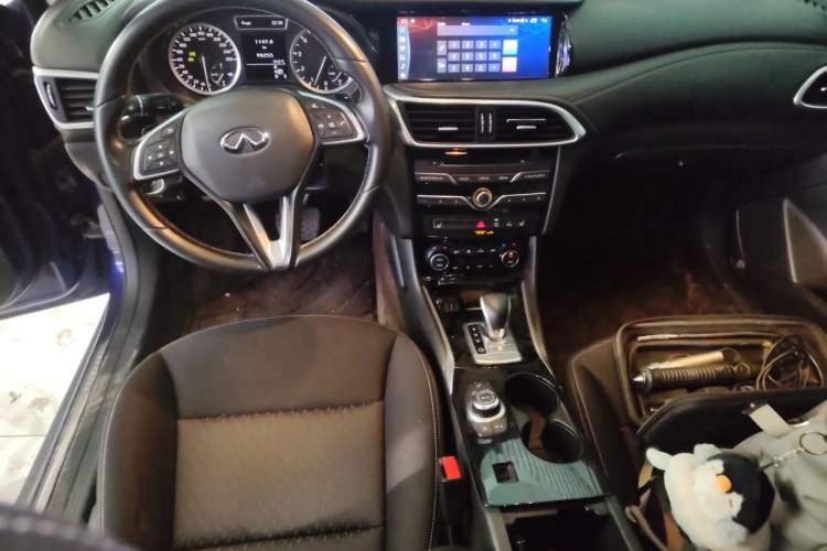 Used Infiniti QX30 2017 1.6T Two-Wheel-Drive Sport Edition Center Console