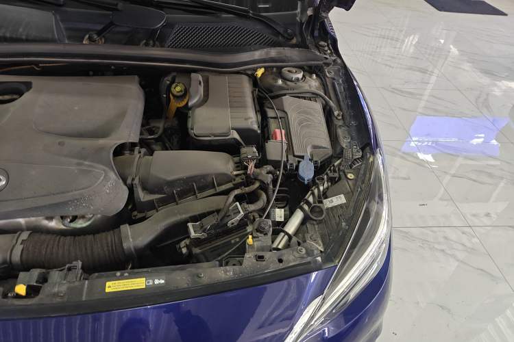 Used Infiniti QX30 2017 1.6T Two-Wheel-Drive Sport Edition Engine Bay Left