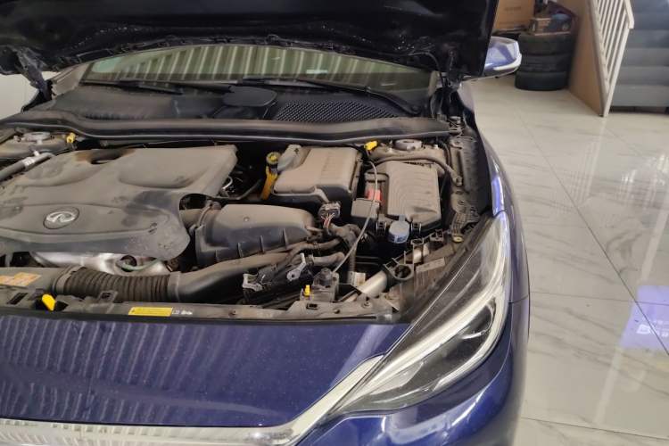 Used Infiniti QX30 2017 1.6T Two-Wheel-Drive Sport Edition Engine Bay Left