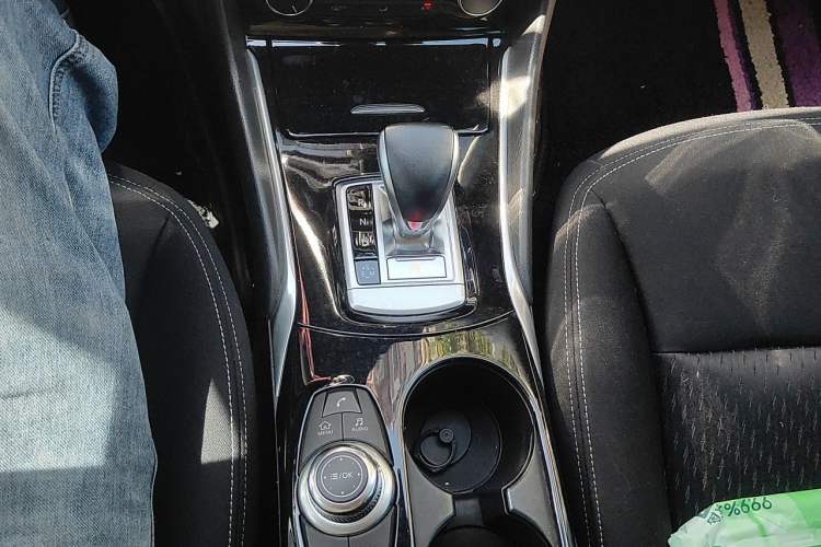 Used Infiniti QX30 2017 1.6T Two-Wheel Drive Fashion Edition Gear Lever