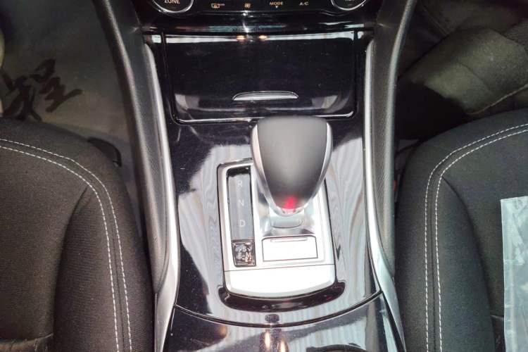 Used Infiniti QX30 2017 1.6T Two-Wheel-Drive Sport Edition Gear Lever