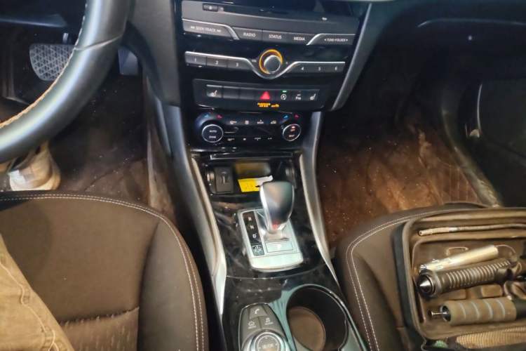 Used Infiniti QX30 2017 1.6T Two-Wheel-Drive Sport Edition Gear Lever