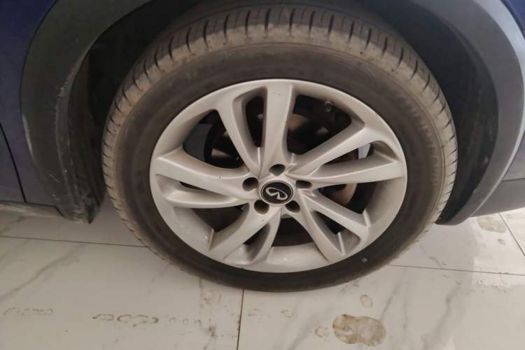 Used Infiniti QX30 2017 1.6T Two-Wheel-Drive Sport Edition Right Front Wheel Hub